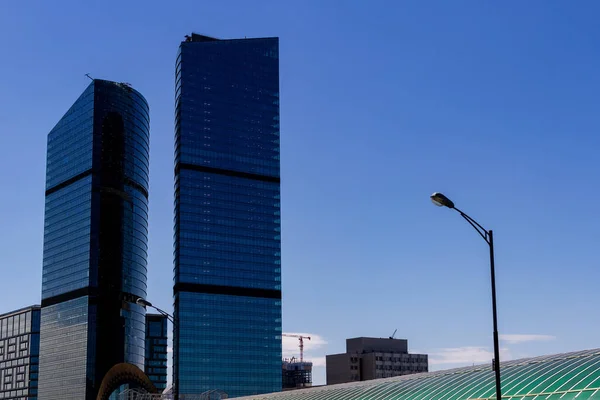 Silhouetten Van Zakelijke Wolkenkrabbers Moderne Kantoorgebouwen Tegen Blauwe Lucht Met — Stockfoto