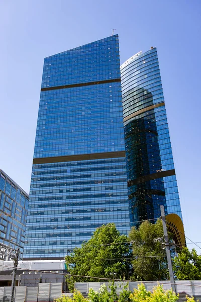 Silhouetten Van Zakelijke Wolkenkrabbers Moderne Kantoorgebouwen Tegen Blauwe Lucht Met — Stockfoto