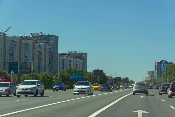 Μόσχα Ρωσία 2021 Κυκλοφορία Αυτοκινήτων Στο Δρόμο Καλοκαίρι Στη Μόσχα — Φωτογραφία Αρχείου