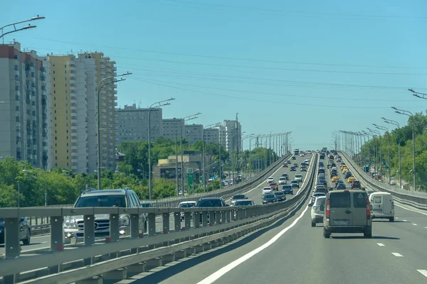 Moskva Ryssland 2021 Biltrafik Väg Sommaren Moskva Kutuzovskij Utsiktsområde Storstadens — Stockfoto