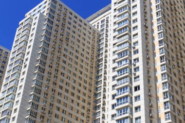 Yüksek katlı bir apartmanın ön cephesi. Tipik şehir gelişimi. Büyük bir şehirde çok katlı bir bina.