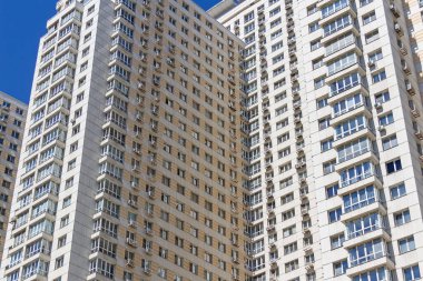Yüksek katlı bir apartmanın ön cephesi. Tipik şehir gelişimi. Büyük bir şehirde çok katlı bir bina.