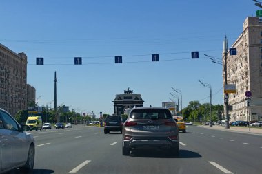 Moskova, Rusya, 06.08.2021. Yazın Moskova 'da araba trafiği. Kutuzovsky bölgesi. Büyük şehrin modern hayatı..