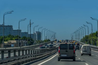 Şehir manzarasının tonlu bir görüntüsü. Yazın Moskova 'da araba trafiği. Büyük şehrin modern hayatı..