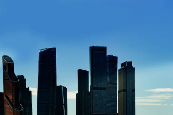 Silhouetten Von Business Wolkenkratzern Und Modernen Bürogebäuden Vor Blauem Himmel — Stockfoto