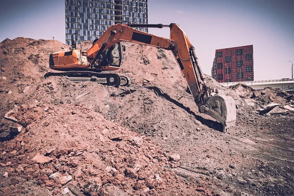 Macchina Movimento Terra Gialla Grande Mucchio Sabbia Detriti Nuovi Edifici — Foto Stock