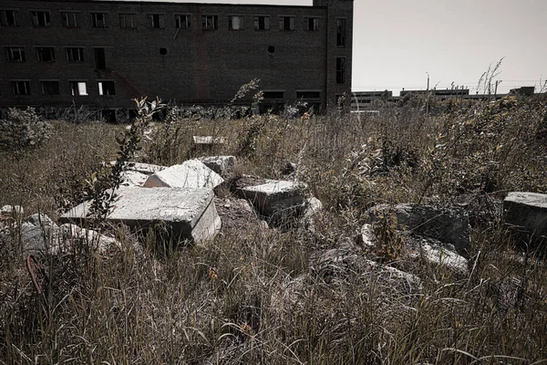 破壊された建物の破片の山と壊れたガラス窓 廃墟と解体の概念を持つ放棄された複数階建ての赤レンガ工場の建物 トーン — ストック写真