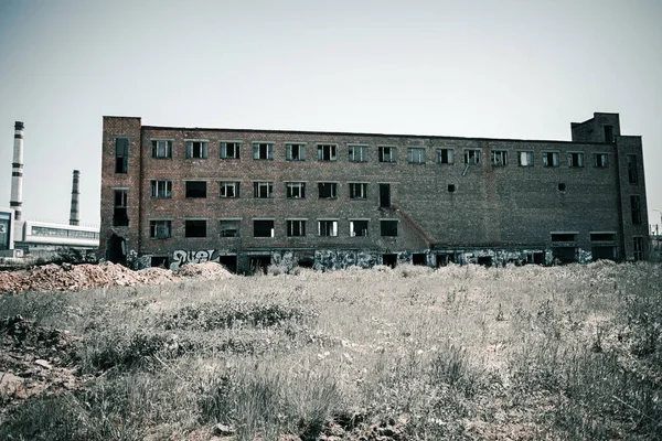 Terk Edilmiş Kırmızı Tuğla Fabrika Binası Kırık Cam Pencereli Enkazla — Stok fotoğraf