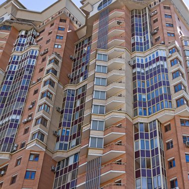 Yüksek katlı bir apartmanın ön cephesi. Tipik şehir gelişimi. Büyük bir şehirde çok katlı bir bina.