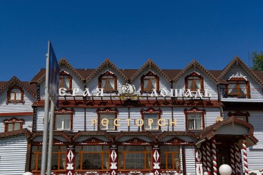 Moskova bölgesi, Rusya, Haziran 05, 2021 Yolun kenarındaki restoranın stilize edilmiş binası. Arabayla seyahat ederken dinlenmek için kullanılan ahşap bir kafe cephesi..