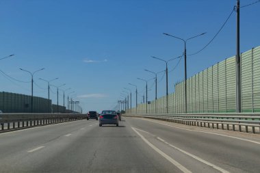 Yaz mevsiminde otobandaki yol manzarası. İnsanlar hafta sonlarını doğada geçirmek için şehirden ayrılıyorlar. Şehir dışında tatilde arabayla seyahat etmek.