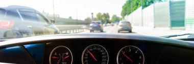 Arabanın içinden ön cama doğru yol manzarası. Yolculuk macerası kavramı. Tasarımınız için kopyalama alanı olan pankart.