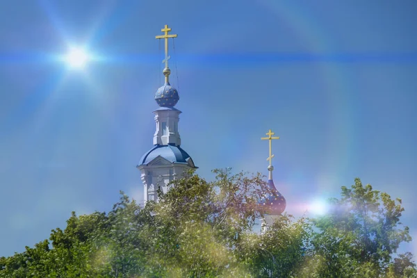 Templo Ortodoxo Com Cúpulas Azuis Contra Céu Azul Com Brilho — Fotografia de Stock