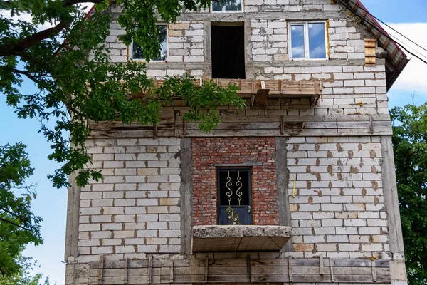 Bau Eines Kleinen Backsteinhauses Der Natur Unvollendetes Gebäude — Stockfoto