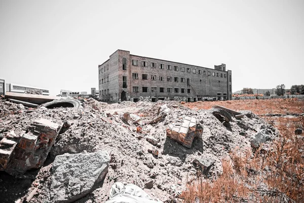 Bâtiment Abandonné Une Usine Briques Rouges Plusieurs Étages Avec Fenêtres — Photo