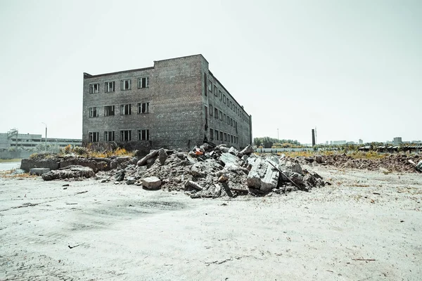 Terk Edilmiş Kırmızı Tuğla Fabrika Binası Kırık Cam Pencereli Enkazla — Stok fotoğraf