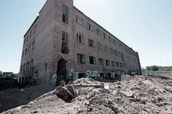 Bâtiment Brique Démoli Avec Fenêtres Verre Brisées Debout Seul Dans — Photo