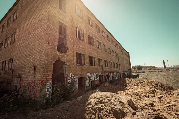 Kırık Camlı Terk Edilmiş Bir Kırmızı Tuğla Fabrikasının Tonlu Bir — Stok fotoğraf