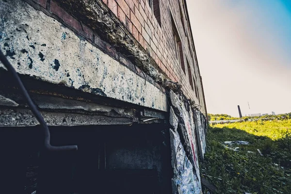 Uma Imagem Tonificada Parte Prédio Abandonado Uma Fábrica Tijolos Vermelhos — Fotografia de Stock