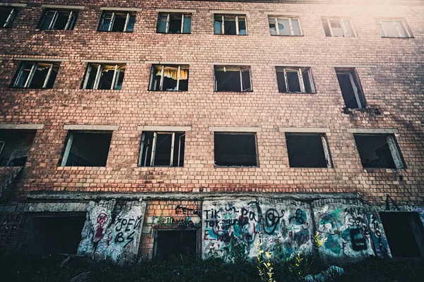 Egy Elhagyatott Vörös Téglagyár Épületének Tónusos Képe Törött Üveggel Megsemmisítés — Stock Fotó