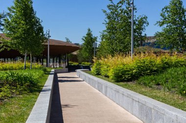 Şehir parkında yürüyüş ve koşu yolu. Gezinti için uygun olan parkın manzara görüntüsü.