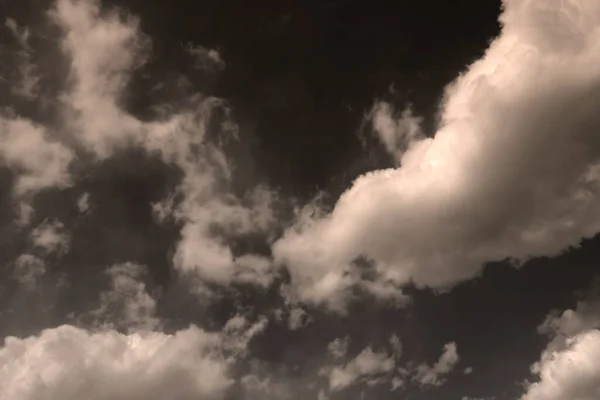 Stonowany Obraz Niebo Białymi Chmurami Podświetlone Przez Światło Słoneczne Puszyste — Zdjęcie stockowe