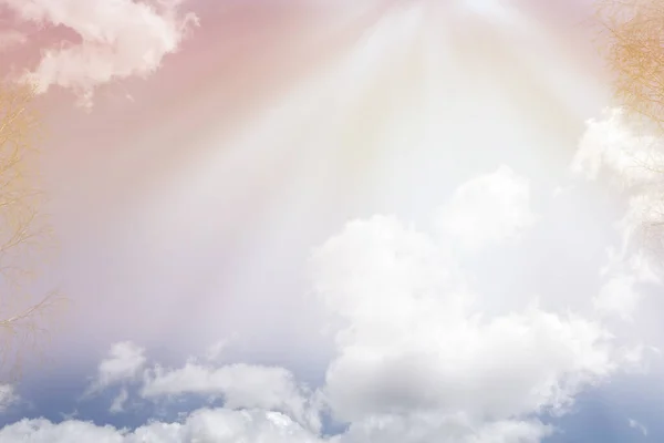 Cielo Blu Con Nuvole Bianche Retroilluminate Dalla Luce Del Sole Immagine Stock