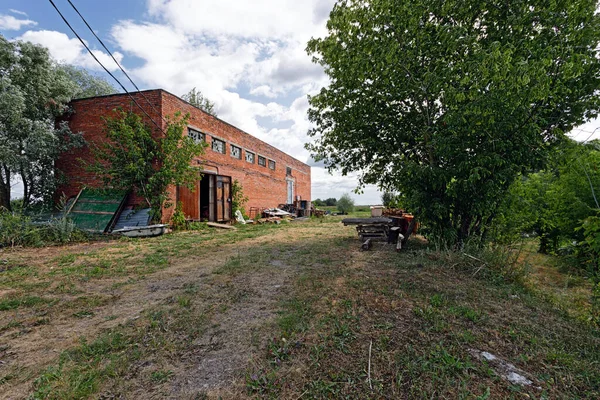 Verfallenes Scheunengebäude Verlassenes Landwirtschaftliches Nebengebäude Aus Rotem Ziegelstein — Stockfoto