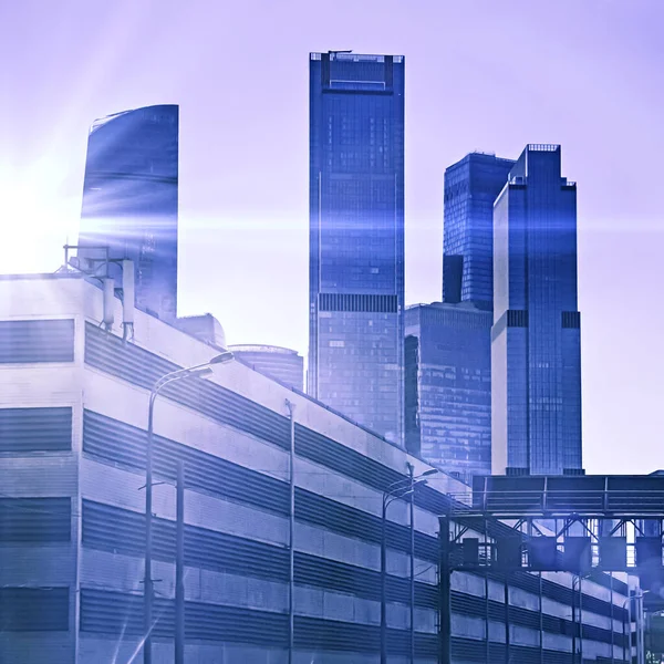 Moszkva Város Üzleti Felhőkarcolóinak Modern Irodaépületeinek Sziluettjei Éggel Szemben Napfénnyel — Stock Fotó