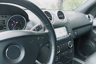 Arabanın iç kısmının klasik tonlu görüntüsü. Kontrol paneline yakın çekim. Araç kontrol paneli detayları. Seyahat, araba sigortası, satış kavramı