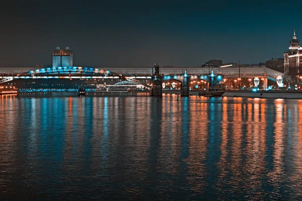Tönendes Bild Der Stadt Bei Nacht Abendliche Stadtbeleuchtung Spiegelt Sich — Stockfoto