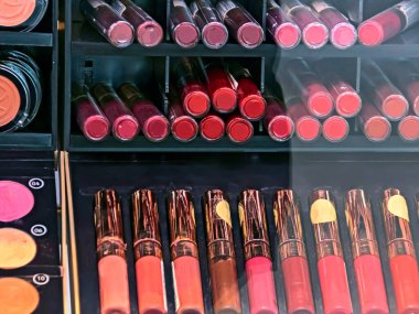 Kozmetik mağazası vitrini. Tüketim, perakende ve satın alma kavramı