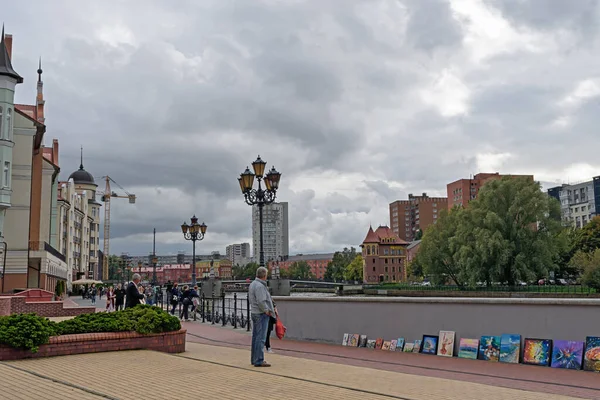 Rosja Kaliningrad 2021 Promenada Małym Miasteczku Ludzie Ulicy Spacery Turystyczne — Zdjęcie stockowe