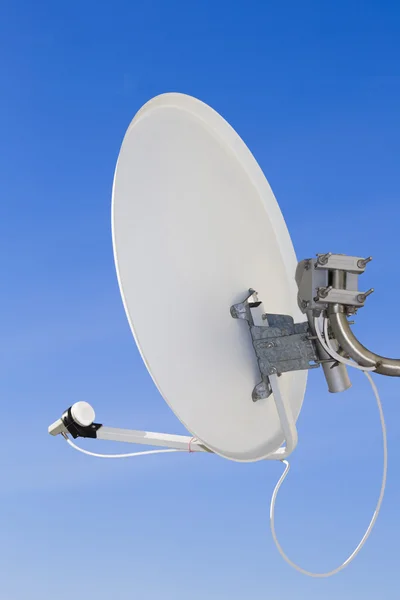 The offset satellite antenna against the sky — Stock Photo, Image