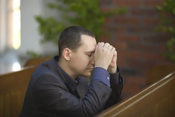 Homme priant à l'église — Photo