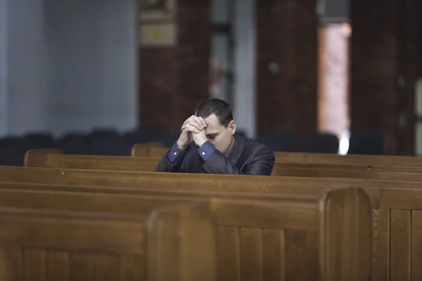 Mann betet in Kirche — Stockfoto