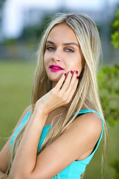 Portrait of young beautiful girl in park of tcity — Stock Photo, Image