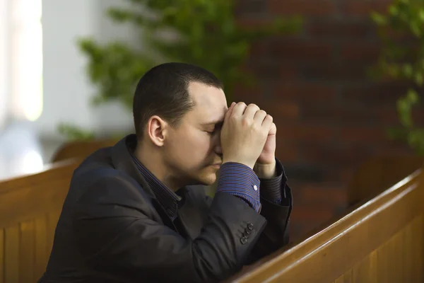 Man in de kerk bidden Rechtenvrije Stockafbeeldingen