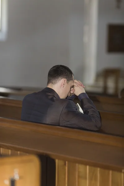 Man in de kerk bidden — Stockfoto