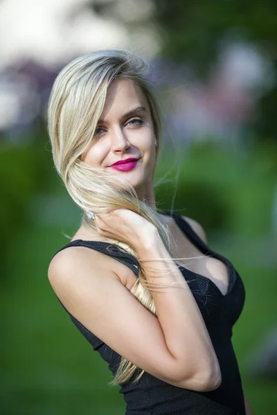 Portrait of young beautiful girl in park of tcity — Stock Photo, Image