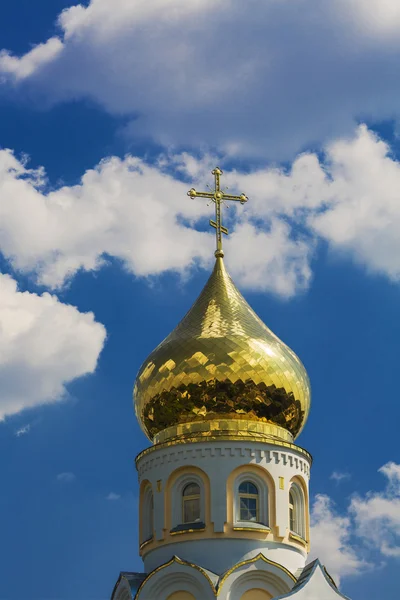 Kuppel des christlichen Tempels gegen den Himmel — Stockfoto