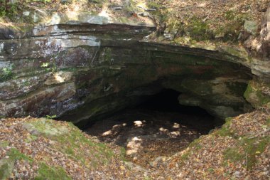 mağara ağzına