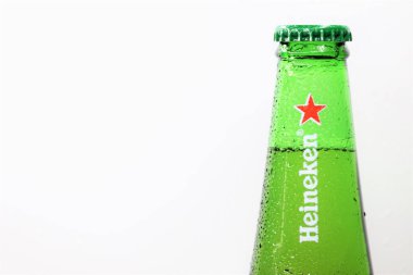 Beyaz arka planda yeşil cam şişe Heineken birası.
