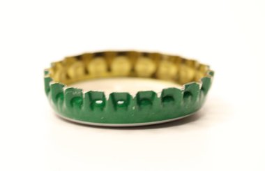 Beyaz arka planda cam bir bira şişesinin kapağı ya da mantarı..