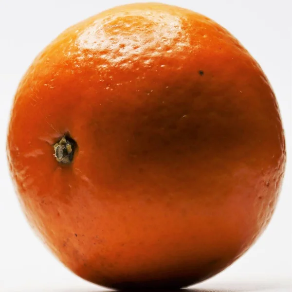 Mandarina Sobre Fondo Blanco Cerca Cítricos — Foto de Stock