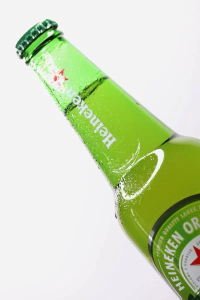 Grön Glasflaska Heineken Vit Bakgrund — Stockfoto