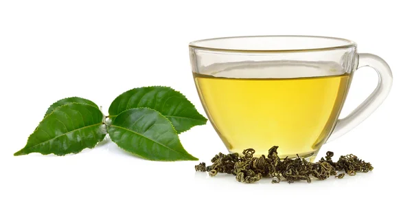 Tazza di vetro di tè verde e menta isolato su sfondo bianco — Foto Stock