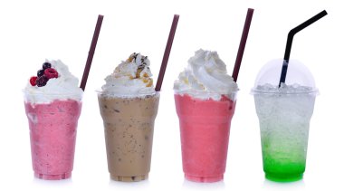 Beyaz arka plan üzerinde buz ile yaz içecekler