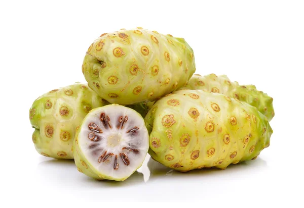 Frutas de Noni sobre fondo blanco — Foto de Stock