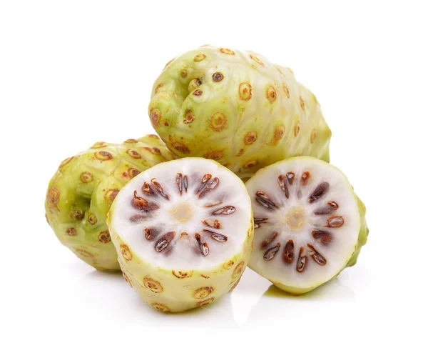 Frutas de Noni sobre fondo blanco — Foto de Stock